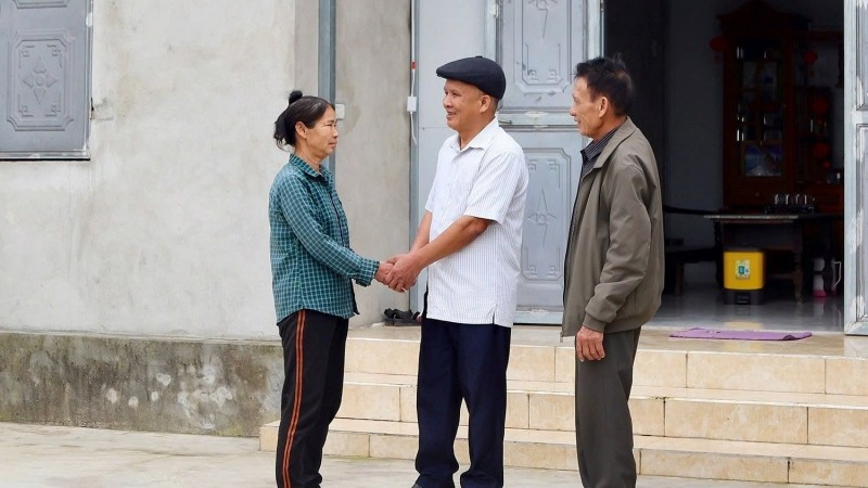 Ông Nguyễn Trọng Tơng ở thôn Thống Nhất, xã Lộc Hà tích cực vận động, hỗ trợ các gia đình khó khăn nỗ lực vươn lên, ổn định cuộc sống.