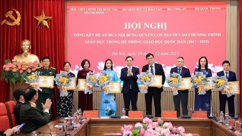 Các cá nhân, đơn vị được khen thưởng trong việc đưa nội dung quyền con người vào chương trình giáo dục trong hệ thống giáo dục quốc dân.