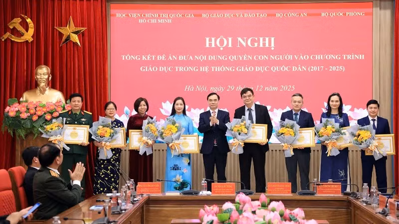 Các cá nhân, đơn vị được khen thưởng trong việc đưa nội dung quyền con người vào chương trình giáo dục trong hệ thống giáo dục quốc dân.