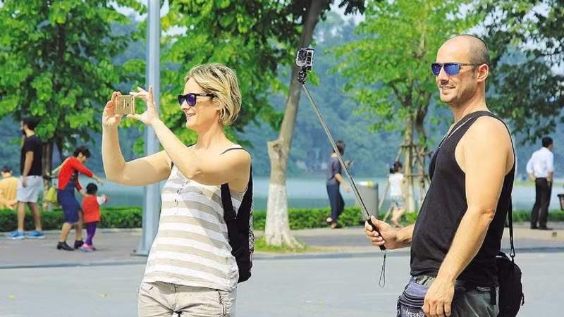 Du khách quốc tế khám phá vẻ đẹp Thủ đô Hà Nội. (Ảnh: HỒ HẠ)