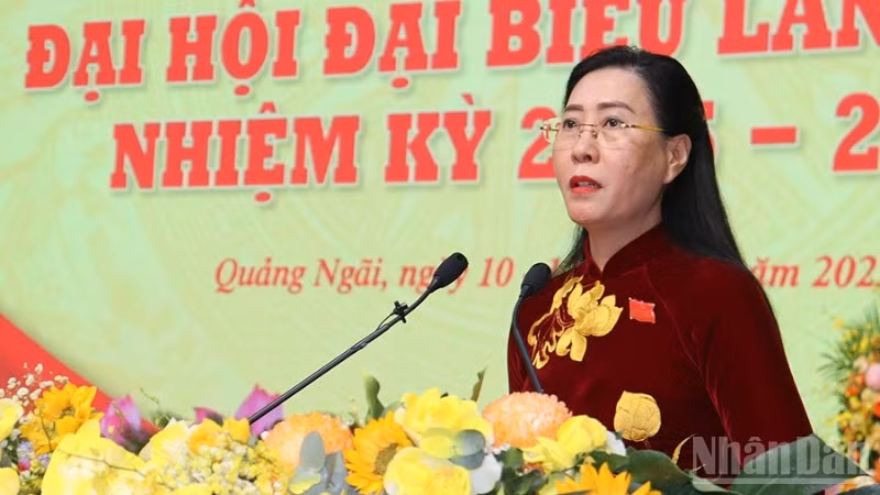 Đồng chí Bùi Thị Quỳnh Vân, Ủy viên Trung ương Đảng, Bí thư Tỉnh ủy Quảng Ngãi trình bày diễn văn khai mạc Đại hội.