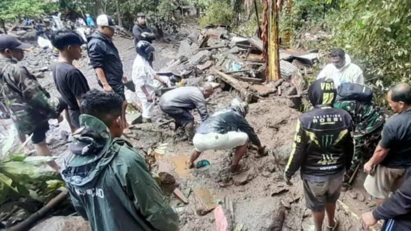 Cảnh sát và người dân địa phương tìm kiếm các nạn nhân sau trận lũ quét ở tỉnh Bắc Sulawesi. (Nguồn: Antara)