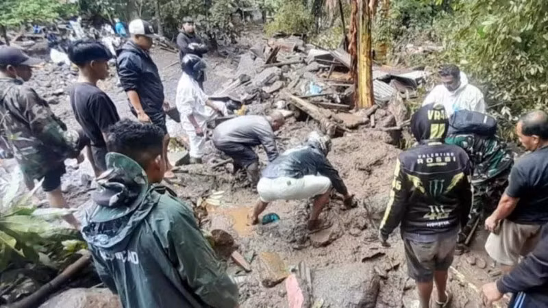 Cảnh sát và người dân địa phương tìm kiếm các nạn nhân sau trận lũ quét ở tỉnh Bắc Sulawesi. (Nguồn: Antara)
