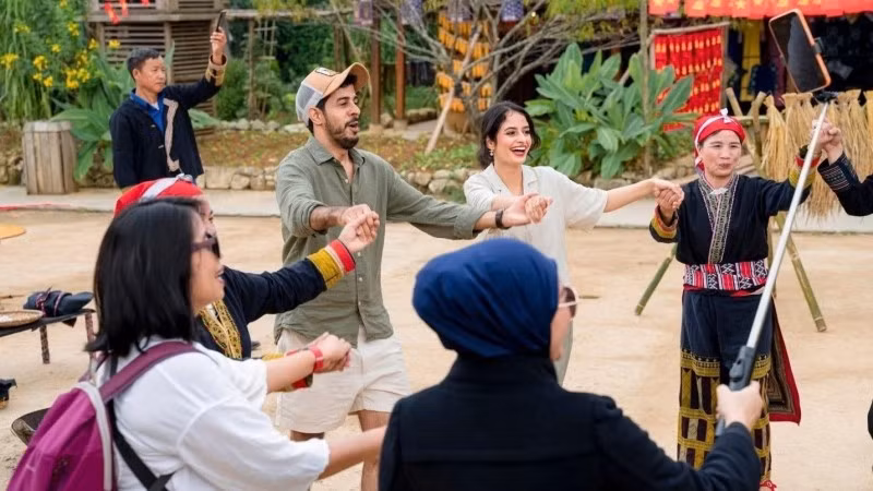 Du khách hòa mình vào các hoạt động lễ hội cùng người dân Bản Mây (Sa Pa, Lào Cai). (Ảnh: THANH SƠN)