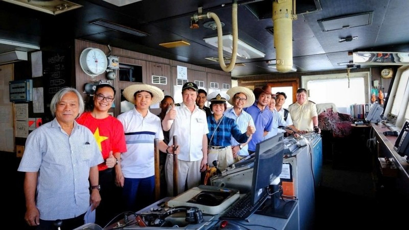 Các nhà khoa học của Viện Hàn lâm Khoa học và Công nghệ Việt Nam và Viện Hàn lâm Khoa học Nga trong một chuyến khảo sát chung về đa dạng sinh học và hoá sinh biển.