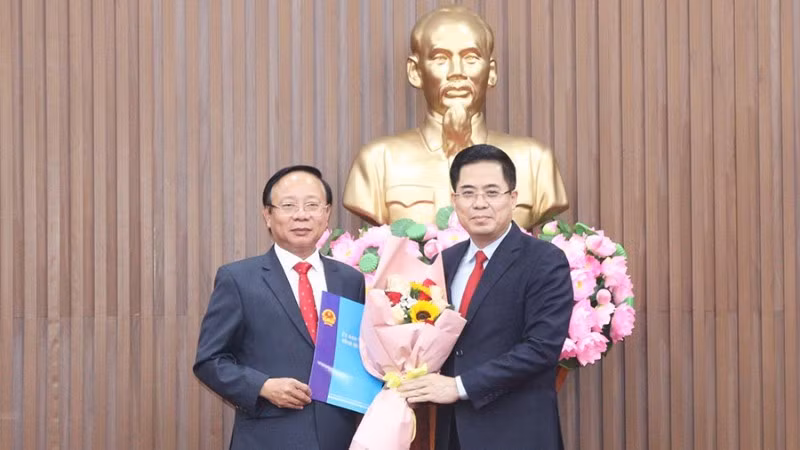 Chủ tịch Ủy ban nhân dân tỉnh Quảng Ngãi Nguyễn Hoàng Giang trao quyết định và tặng hoa chúc mừng đồng chí Lương Kim Sơn giữ chức Trưởng Ban Quản lý Khu kinh tế Dung Quất và các khu công nghiệp Quảng Ngãi.