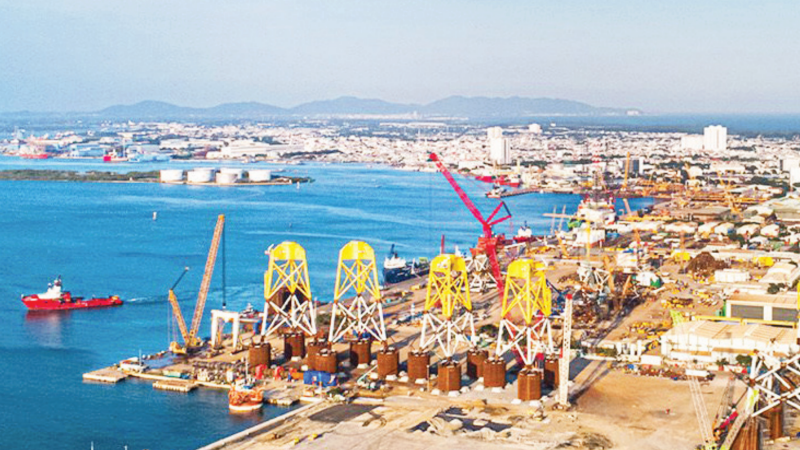 Thi công chân đế điện gió ngoài khơi tại Tổng Công ty cổ phần Dịch vụ kỹ thuật dầu khí Việt Nam Vũng Tàu.