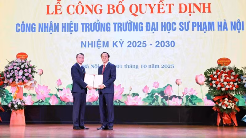 Thứ trưởng Thường trực Giáo dục và Đào tạo Phạm Ngọc Thưởng trao Quyết định cho Phó Giáo sư, Tiến sĩ Nguyễn Đức Sơn. (Ảnh: THANH TÙNG)