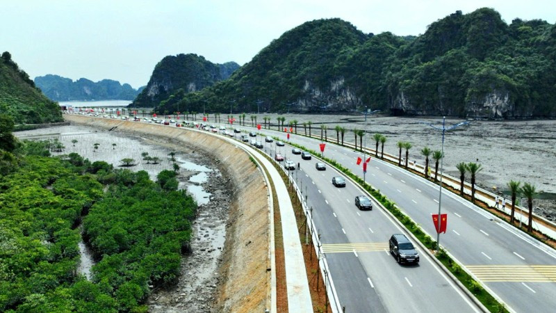 Đường bao biển Hạ Long-Cẩm Phả tạo thuận lợi phát triển du lịch, vận tải cho địa phương.