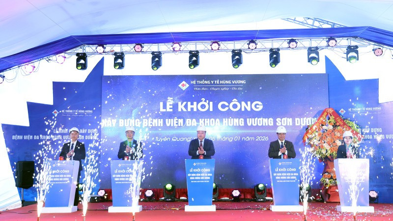 Lãnh đạo tỉnh Tuyên Quang và lãnh đạo Hệ thống Y tế Hùng Vương thực hiện nghi thức khởi công dự án.