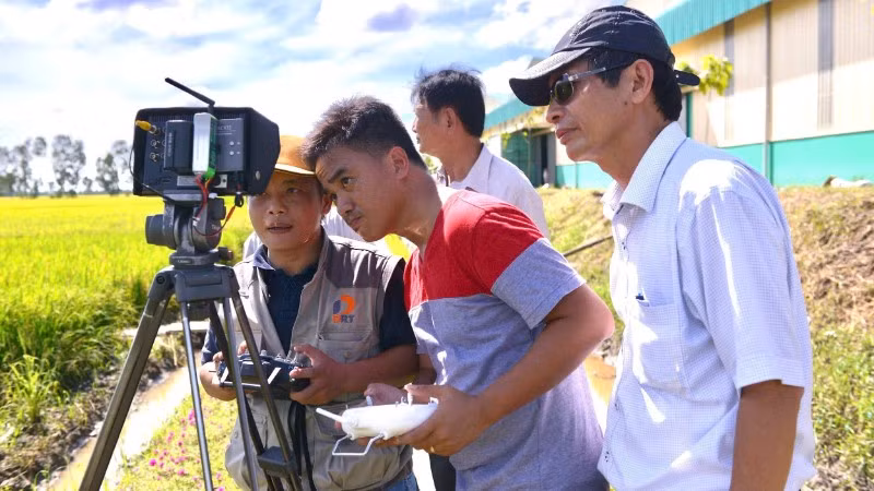 Đạo diễn Huỳnh Hùng và ê-kíp làm phim tài liệu. (Ảnh nhân vật cung cấp)