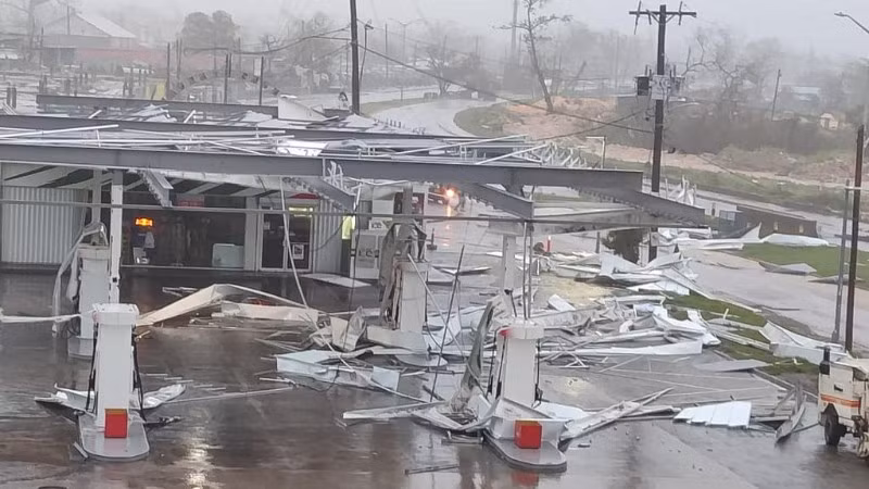 Một trạm xăng ở thành phố Montego Bay, Jamaica bị hư hại do bão Melissa. (Ảnh: Tân Hoa xã)