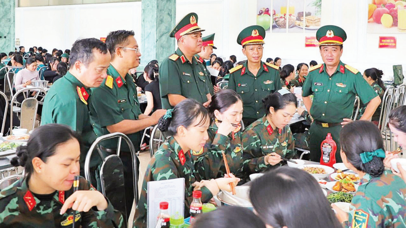 Lãnh đạo Tổng cục Hậu cần-Kỹ thuật, Bộ Quốc phòng kiểm tra bữa ăn của lực lượng diễu binh, diễu hành.