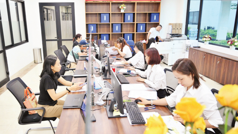 Cán bộ, công chức Điểm phục vụ hành chính công phường Đống Đa (thành phố Hà Nội) hướng dẫn người dân làm thủ tục hành chính. (Ảnh: THẾ ĐẠI)