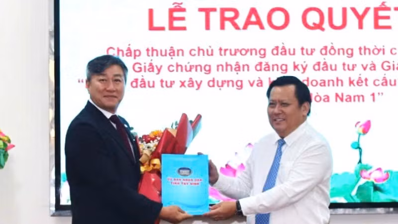 Phó Chủ tịch Ủy ban nhân dân tỉnh Tây Ninh Huỳnh Văn Sơn trao Quyết định chấp thuận chủ trương đầu Công ty trách nhiệm hữu hạn Hoàn Cầu Long An.