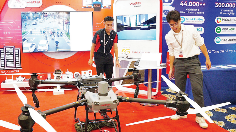 Thiết bị Drone cỡ lớn của Viettel Lạng Sơn ứng dụng trong nông nghiệp và hỗ trợ vận chuyển hàng hóa khi xảy ra thiên tai.