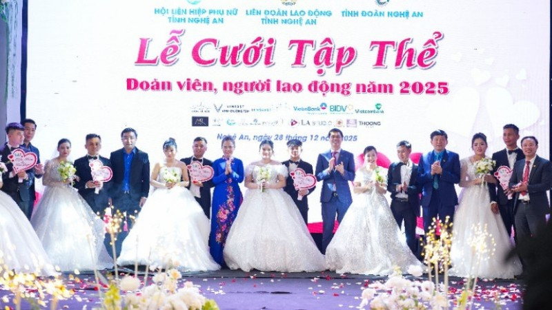 Lãnh đạo tỉnh Nghệ An, Tổng Liên đoàn Lao động Việt Nam, Liên đoàn Lao động tỉnh, Hội Phụ nữ, Đoàn Thanh niên và các nhà tài trợ tặng nhẫn cưới cho các cặp đôi. (Ảnh: Báo Nhân Dân)