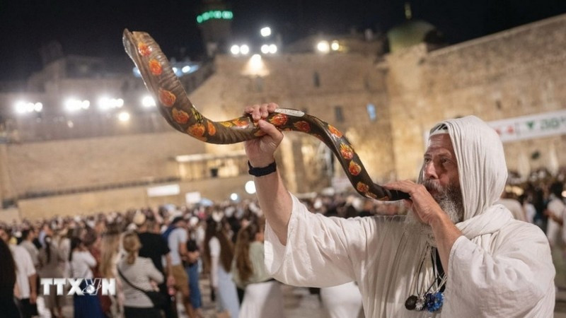 Nghi thức trung tâm trong Rosh Hashanah là việc thổi shofar – tù và làm từ sừng cừu đực, vào mỗi buổi sáng (trừ ngày Sabbath), như một hồi chuông thức tỉnh tâm linh, mời gọi con người hướng về sự thay đổi và làm mới bản thân. (Ảnh: TTXVN phát)