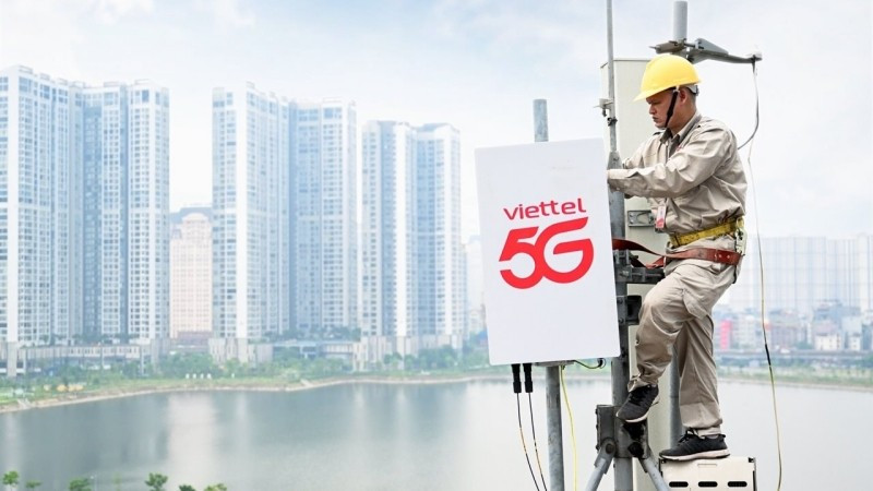 Kỹ thuật viên Viettel lắp đặt trạm phát sóng 5G.