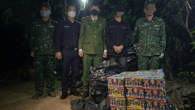 Đối tượng N.Q.B. bị bắt giữ cùng tang vật 557kg pháo lậu.