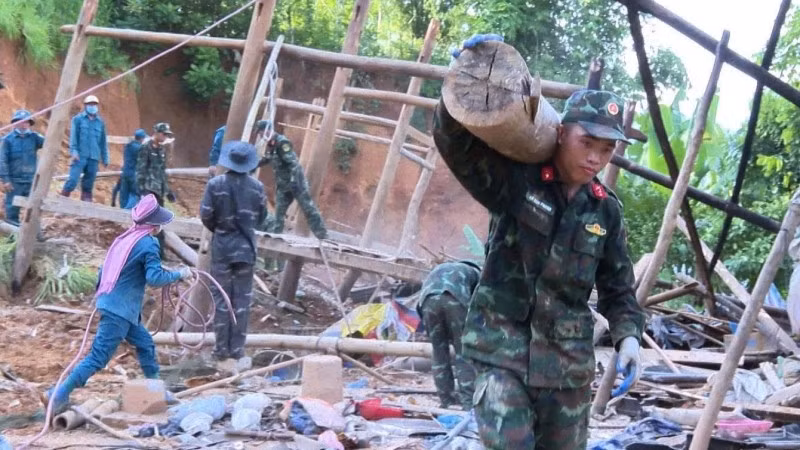 Các lực lượng tham gia giúp người dân di chuyển nhà, tài sản đến nơi an toàn.