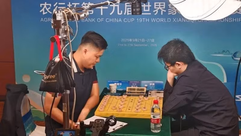 Ngày 27/9, kỳ thủ số 1 Việt Nam Lại Lý Huynh đã đánh bại đối thủ Doãn Thăng, lần đầu tiên giành ngôi vô địch nội dung cờ tiêu chuẩn tại Giải Vô địch cờ tướng thế giới 2025. (Ảnh: TTXVN)