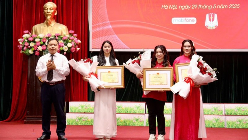 Các thí sinh đoạt giải Nhất cuộc thi Tuổi trẻ học tập và làm theo tư tưởng, đạo đức, phong cách Hồ Chí Minh, năm học 2024-2025.