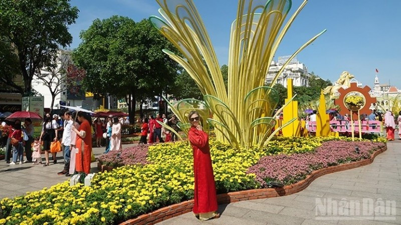 Du khách tham quan Đường hoa Nguyễn Huệ.