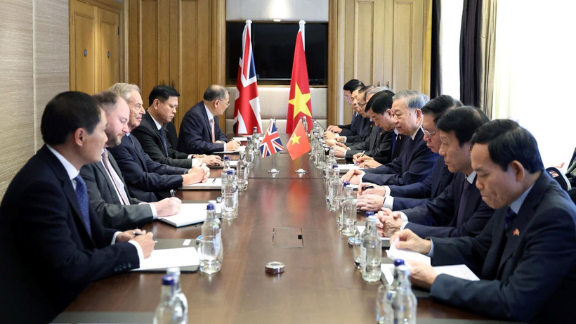 Tổng Bí thư Tô Lâm và thành viên đoàn Việt Nam tại cuộc gặp nguyên Thủ tướng Anh Tony Blair. (Ảnh: Thống Nhất/TTXVN)