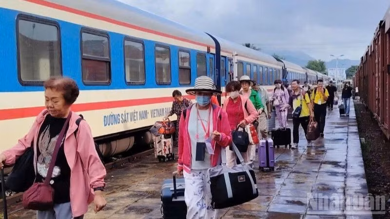 Kỳ nghỉ Tết Dương lịch kéo dài 4 ngày, dự kiến nhu cầu đi lại của người dân tăng đột biến. (Ảnh: Năm Nhung/Báo Nhân Dân)