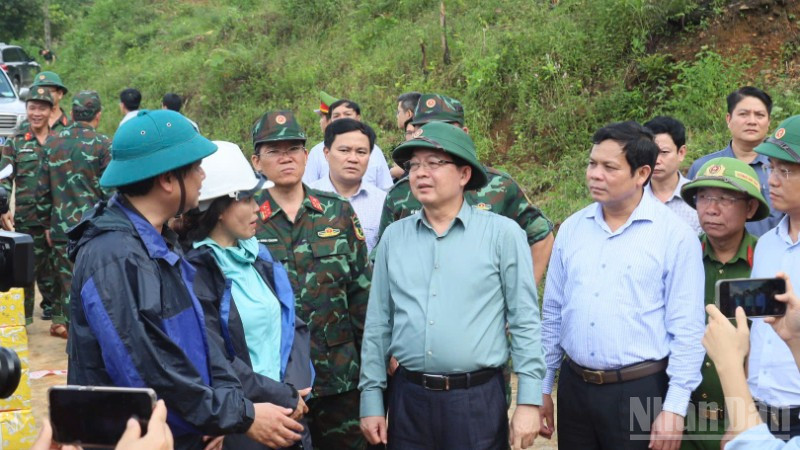 Phó Thủ tướng Hồ Quốc Dũng kiểm tra công tác khắc phục sạt lở tuyến đường Trà Lâm-Trà Hiệp, xã Thanh Bồng.