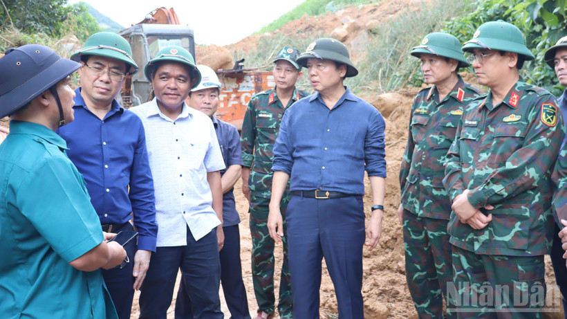 Phó Thủ tướng Trần Hồng Hà thị sát điểm sạt lở nghiêm trọng tại Km 15+900, tuyến ĐT.623 Sơn Hà-Sơn Tây (Quảng Ngãi).