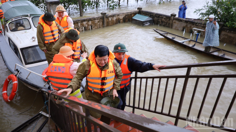 Phó Thủ tướng Mai Văn Chính đến thăm người dân vùng trũng tại xã Diên Sanh, tỉnh Quảng Trị.