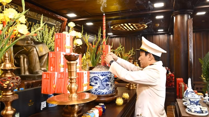 Bộ trưởng Lương Tam Quang thành kính dâng hoa, dâng hương trước anh linh Chủ tịch Hồ Chí Minh. (Ảnh: Cổng thông tin điện tử Bộ Công an)