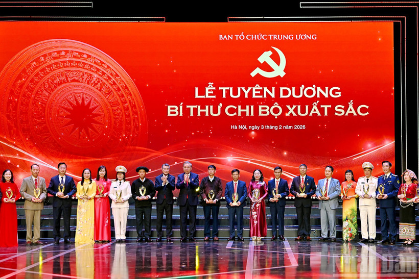 Tổng Bí thư Tô Lâm và Trưởng Ban Tổ chức Trung ương Lê Minh Hưng trao biểu trưng tặng các Bí thư chi bộ xuất sắc tại buổi lễ. (Ảnh: Báo Nhân Dân)