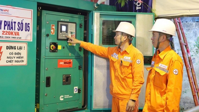 Công nhân Công ty Điện lực Điện Biên kiểm tra hệ thống điện theo phương án nguồn dự phòng đồng bộ.