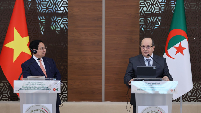 Thủ tướng Sifi Ghrieb đánh giá cao những kết quả trong chuyến thăm của Thủ tướng Phạm Minh Chính, đặc biệt là việc nâng cấp quan hệ song phương lên Đối tác Chiến lược. (Ảnh: VGP/Nhật Bắc)