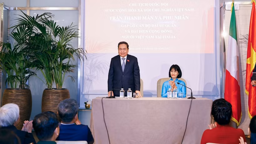 Chủ tịch Quốc hội Trần Thanh Mẫn nói chuyện với cán bộ Đại sứ quán và đại diện cộng đồng người Việt Nam tại Italia. (Ảnh: Doãn Tấn/TTXVN)