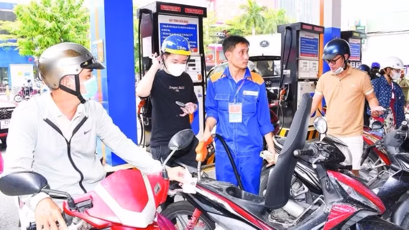 Các cửa hàng xăng dầu Petrolimex trên địa bàn Thành phố Hồ Chí Minh vẫn bảo đảm nguồn cung cho khách hàng.