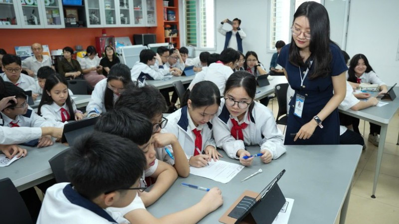 Giáo viên và học sinh trong một tiết học. (Ảnh minh họa)