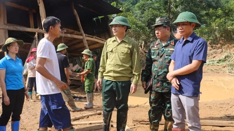 Đồng chí Mùa A Vảng, Mùa A Vảng, Chủ tịch Ủy ban Mặt trận Tổ quốc Việt Nam tỉnh Điện Biên động viên các gia đình bị thiệt hại do lũ quét, lở đất.