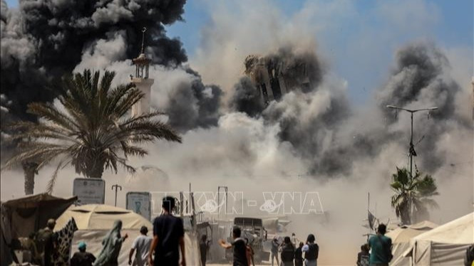 Toà nhà đổ sập sau vụ không kích của Israel tại thành phố Gaza ngày 5/9/2025. (Ảnh: THX/TTXVN)