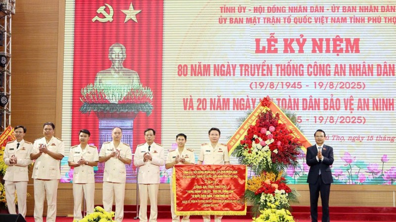 Bí thư Tỉnh ủy Phú Thọ Đặng Xuân Phong tặng hoa chúc mừng Công an tỉnh Phú Thọ nhân Kỷ niệm 80 năm Ngày truyền thống Công an nhân dân.