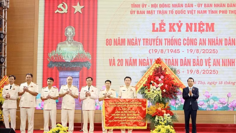 Bí thư Tỉnh ủy Phú Thọ Đặng Xuân Phong tặng hoa chúc mừng Công an tỉnh Phú Thọ nhân Kỷ niệm 80 năm Ngày truyền thống Công an nhân dân.