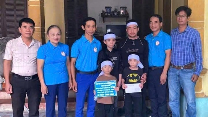 Anh Thái cùng Câu lạc bộ thiện nguyện Trái tim nhân ái Hưng Nguyên đến thăm và trao tiền hỗ trợ cho gia đình anh Lê Văn Cương, có gia cảnh đặc biệt khó khăn, khi một mình anh nuôi ba con thơ, và cha mẹ già, vợ chết vì bệnh u não.