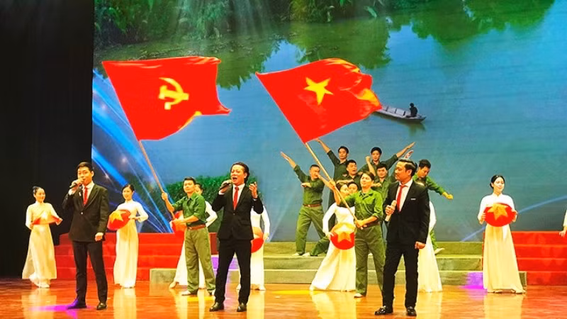 Hào hùng, sống động, trẻ trung. Đó là một số đòi hỏi với nghệ sĩ hôm nay khi truyền tải các ca khúc cách mạng. (Ảnh: HOÀNG HOA)