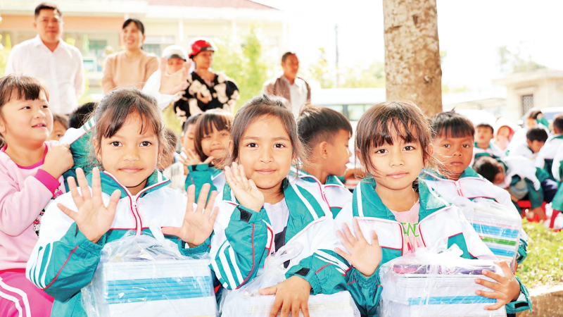 Các em học sinh tiểu học vui mừng vì có áo mới, sách vở mới do Tỉnh đoàn Khánh Hòa hỗ trợ.