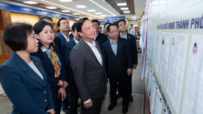 Đoàn Giám sát do Phó Chủ tịch Quốc hội Nguyễn Khắc Định, Ủy viên Hội đồng Bầu cử quốc gia làm Trưởng đoàn đã kiểm tra nơi niêm yết danh sách cử tri và danh sách ứng cử viên phường Bạch Mai tại trụ sở phường. (Ảnh: quochoi.vn)