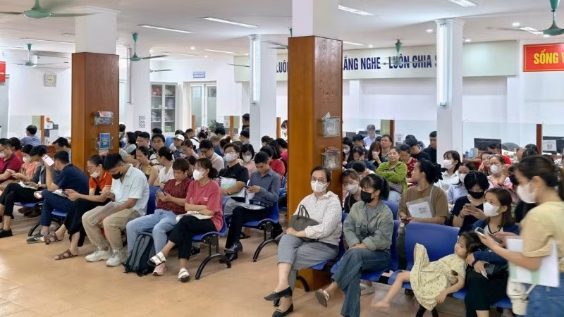 Người lao động chờ làm thủ tục hưởng trợ cấp thất nghiệp tại Trung tâm Dịch vụ việc làm Hà Nội.