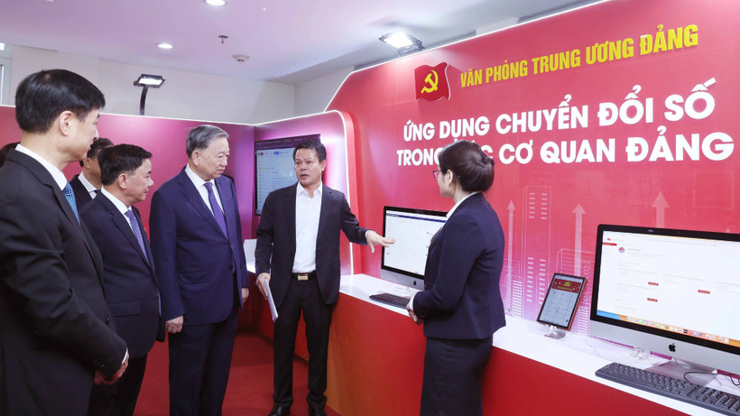 Tổng Bí thư Tô Lâm xem giới thiệu các ứng dụng chuyển đổi số trong các cơ quan Đảng. (Ảnh: Thống Nhất/TTXVN)